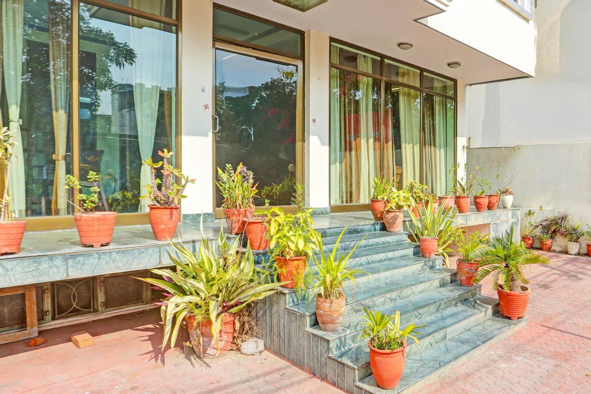 Super Collection O Bani Park Near Collectorate Circle Formerly Anuja Palace Джапур Экстерьер фото